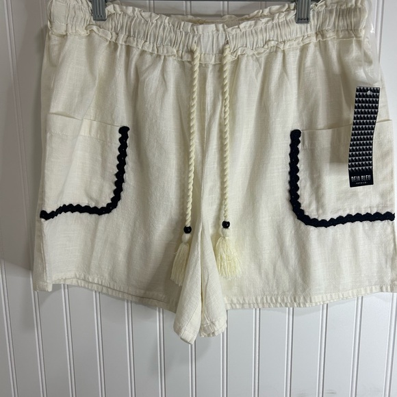 Deja Bleu women Elegant High Waist Cream Shorts with Black Accents - Picture 2 of 15